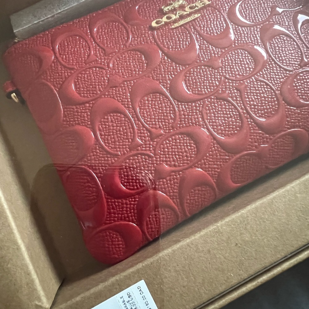 🎁 Coach Boxed Corner Zip Wristlet In Signature Leather in gold/electric red - Picture 6 of 13